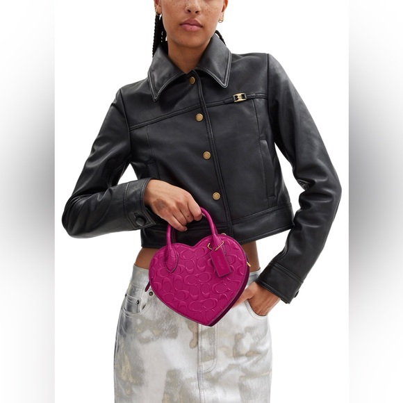 CN600 - Coach Heart Bag in Signature Leather - Picture 11 of 13